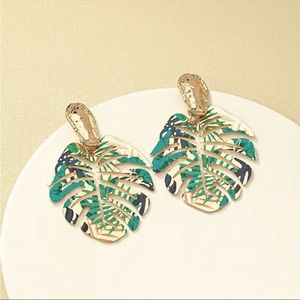 🪫1 left! NWT 14K GOLD plated green and gold leaf vacation drop earrings new